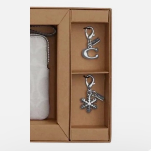 💝 Wristlet In Signature Canvas ( New in original box) - Picture 5 of 5